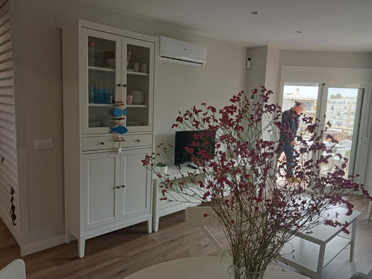Seafront Pineda Apartment *